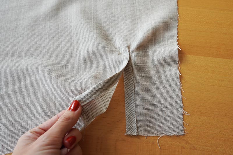 Jak ušít jednoduchou dámskou vrchní košili, podrobný návod na šití krok za krokem zdarma + střih v dámských velikostech 32-60. Rozparek rukávu