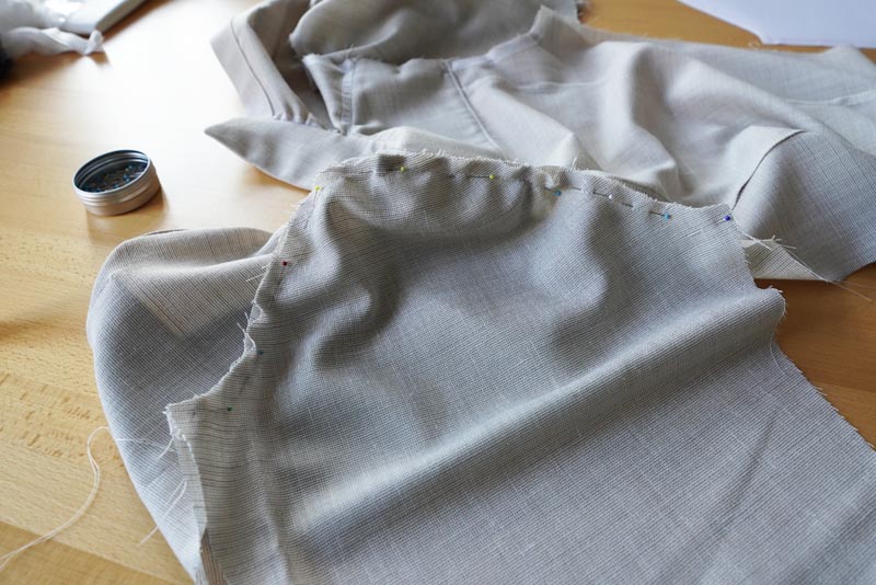 Jak ušít jednoduchou dámskou vrchní košili, podrobný návod na šití krok za krokem zdarma + střih v dámských velikostech 32-60. Našití rukávu do košile