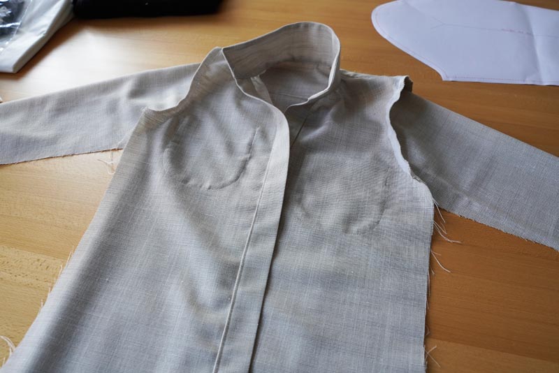 Jak ušít jednoduchou dámskou vrchní košili, podrobný návod na šití krok za krokem zdarma + střih v dámských velikostech 32-60. Našití rukávu do košile