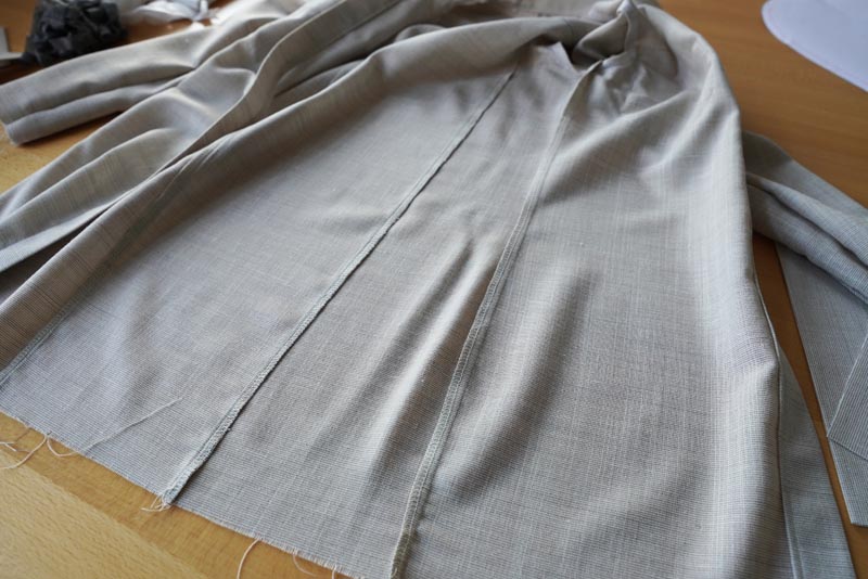 Jak ušít jednoduchou dámskou vrchní košili, podrobný návod na šití krok za krokem zdarma + střih v dámských velikostech 32-60. Rukávové a boční švy