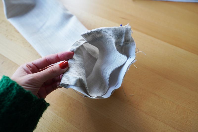 Jak ušít jednoduchou dámskou vrchní košili, podrobný návod na šití krok za krokem zdarma + střih v dámských velikostech 32-60. Manžety rukávů