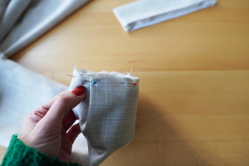 Jak ušít jednoduchou dámskou vrchní košili, podrobný návod na šití krok za krokem zdarma + střih v dámských velikostech 32-60. Manžety rukávů