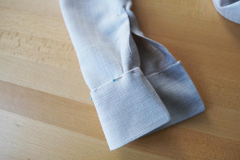 Jak ušít jednoduchou dámskou vrchní košili, podrobný návod na šití krok za krokem zdarma + střih v dámských velikostech 32-60. Manžety rukávů