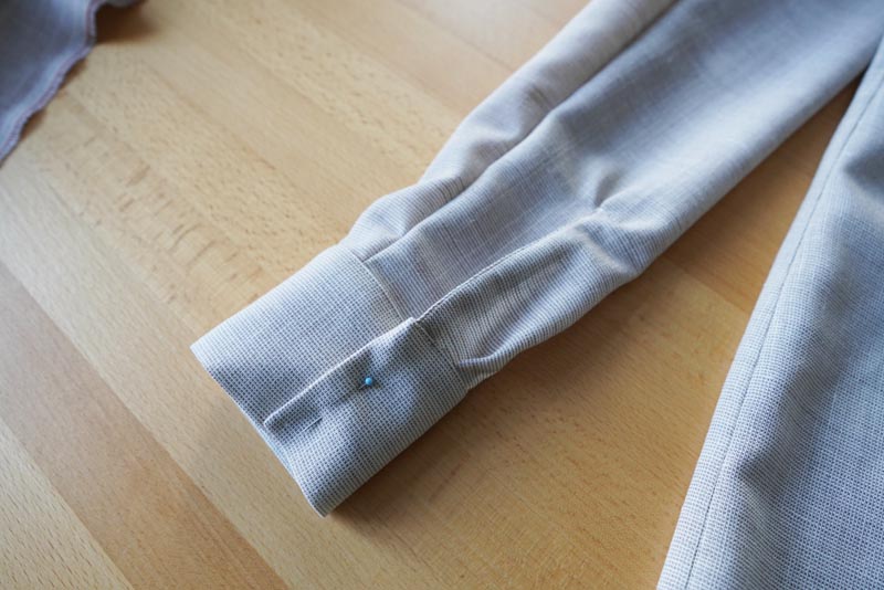 Jak ušít jednoduchou dámskou vrchní košili, podrobný návod na šití krok za krokem zdarma + střih v dámských velikostech 32-60. Manžety rukávů