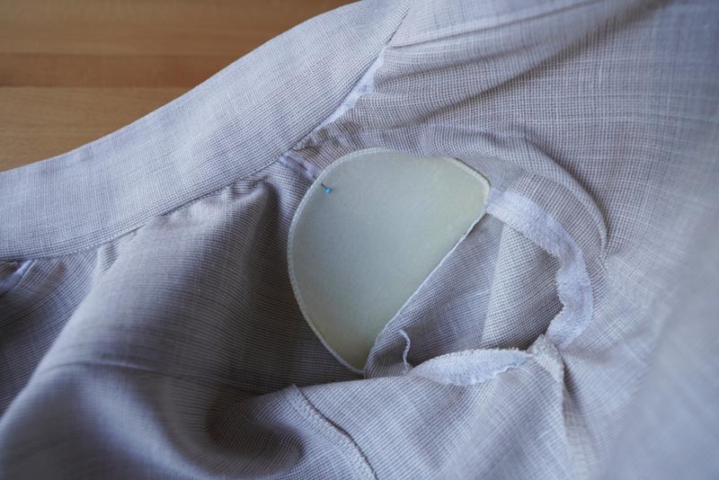 Jak ušít jednoduchou dámskou vrchní košili, podrobný návod na šití krok za krokem zdarma + střih v dámských velikostech 32-60. Ramenní vycpávky