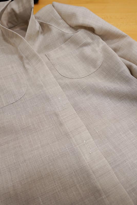 Jak ušít jednoduchou dámskou vrchní košili, podrobný návod na šití krok za krokem zdarma + střih v dámských velikostech 32-60. Kniflíkové dírky