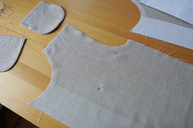 Jak ušít jednoduchou dámskou vrchní košili, podrobný návod na šití krok za krokem zdarma + střih v dámských velikostech 32-60. Šití kapes