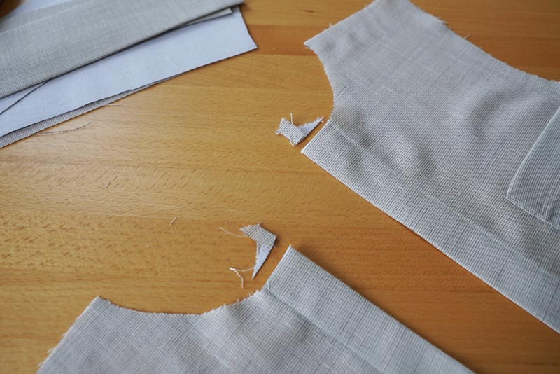 Jak ušít jednoduchou dámskou vrchní košili, podrobný návod na šití krok za krokem zdarma + střih v dámských velikostech 32-60. Knoflíková léga