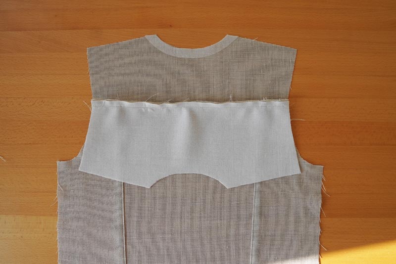 Jak ušít jednoduchou dámskou vrchní košili, podrobný návod na šití krok za krokem zdarma + střih v dámských velikostech 32-60. Sedlo zadního dílu košile