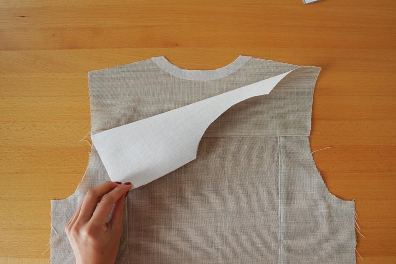 Jak ušít jednoduchou dámskou vrchní košili, podrobný návod na šití krok za krokem zdarma + střih v dámských velikostech 32-60. Sedlo zadního dílu košile