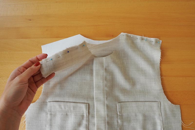 Jak ušít jednoduchou dámskou vrchní košili, podrobný návod na šití krok za krokem zdarma + střih v dámských velikostech 32-60. Ramenní švy