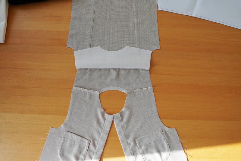 Jak ušít jednoduchou dámskou vrchní košili, podrobný návod na šití krok za krokem zdarma + střih v dámských velikostech 32-60. Ramenní švy