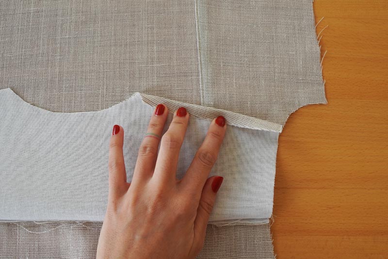 Jak ušít jednoduchou dámskou vrchní košili, podrobný návod na šití krok za krokem zdarma + střih v dámských velikostech 32-60. Ramenní švy