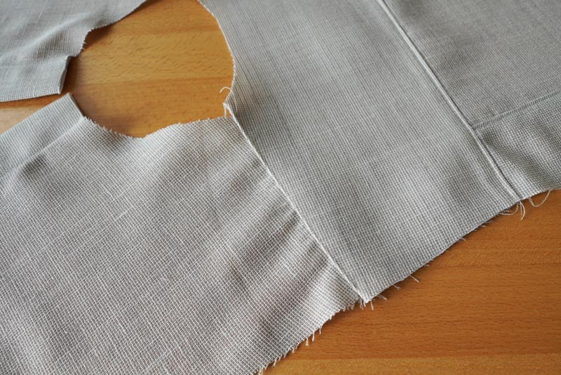 Jak ušít jednoduchou dámskou vrchní košili, podrobný návod na šití krok za krokem zdarma + střih v dámských velikostech 32-60. Ramenní švy