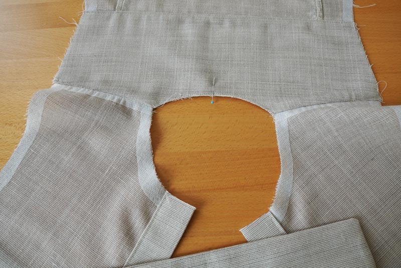 Jak ušít jednoduchou dámskou vrchní košili, podrobný návod na šití krok za krokem zdarma + střih v dámských velikostech 32-60. Límec