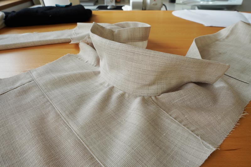 Jak ušít jednoduchou dámskou vrchní košili, podrobný návod na šití krok za krokem zdarma + střih v dámských velikostech 32-60. Límec