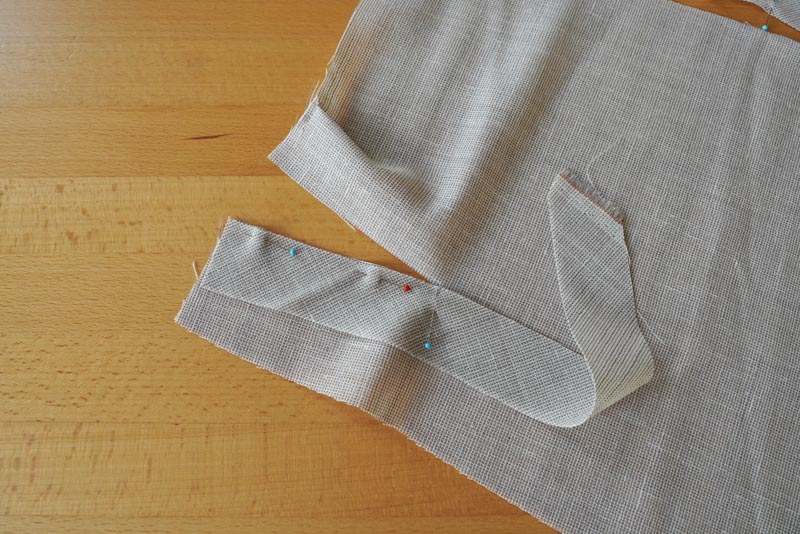 Jak ušít jednoduchou dámskou vrchní košili, podrobný návod na šití krok za krokem zdarma + střih v dámských velikostech 32-60. Rozparek rukávu