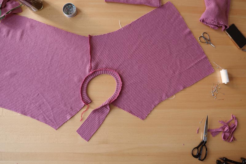 Snadné šití pro začátečníky. Návod jak ušít jednoduchý dámský svetr. Lemování průkrčníku (výstřihu proužkem na polovinu)