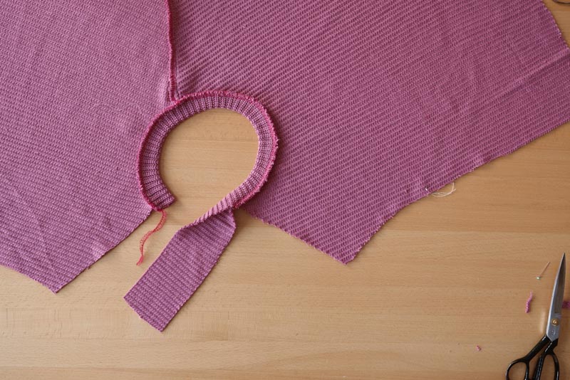 Snadné šití pro začátečníky. Návod jak ušít jednoduchý dámský svetr. Lemování průkrčníku (výstřihu proužkem na polovinu)