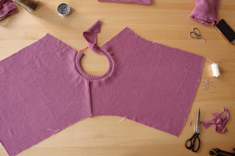 Snadné šití pro začátečníky. Návod jak ušít jednoduchý dámský svetr. Lemování průkrčníku (výstřihu proužkem na polovinu)