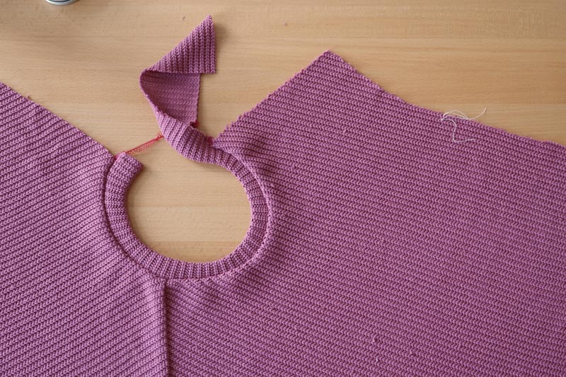 Snadné šití pro začátečníky. Návod jak ušít jednoduchý dámský svetr. Lemování průkrčníku (výstřihu proužkem na polovinu)