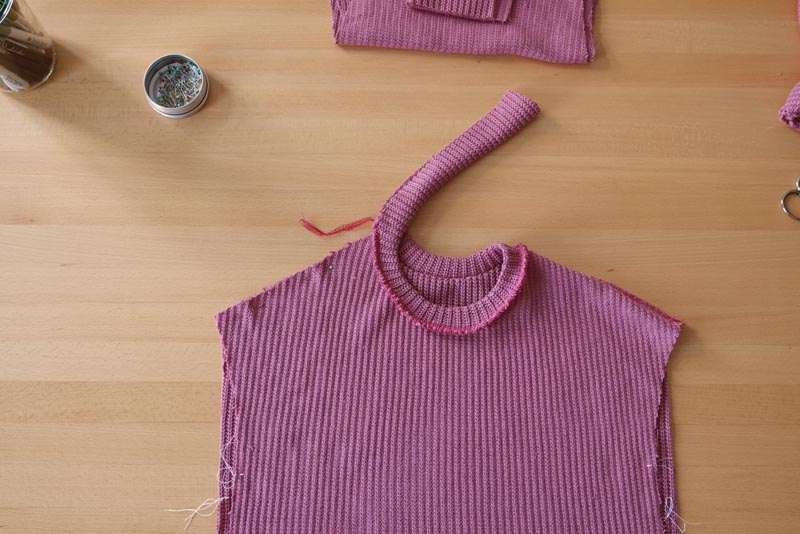 Snadné šití pro začátečníky. Návod jak ušít jednoduchý dámský svetr. Ramenní šev