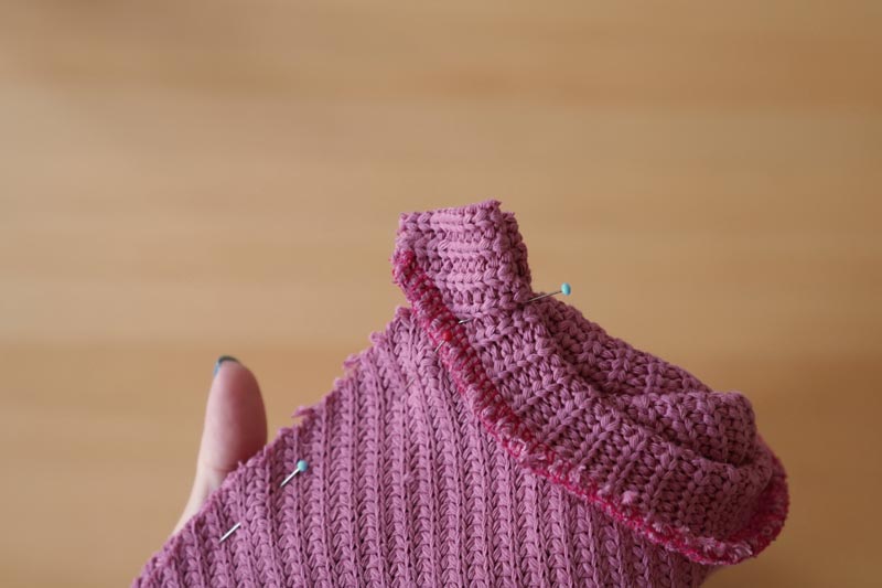 Snadné šití pro začátečníky. Návod jak ušít jednoduchý dámský svetr. Ramenní šev