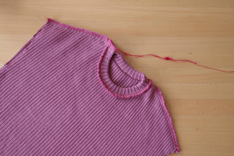 Snadné šití pro začátečníky. Návod jak ušít jednoduchý dámský svetr. Ramenní šev