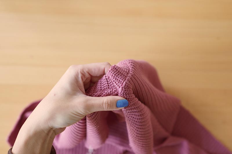 Snadné šití pro začátečníky. Návod jak ušít jednoduchý dámský svetr. Ramenní šev