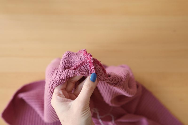 Snadné šití pro začátečníky. Návod jak ušít jednoduchý dámský svetr. Ramenní šev