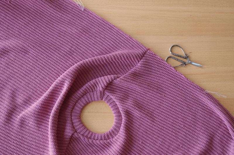 Snadné šití pro začátečníky. Návod jak ušít jednoduchý dámský svetr. Ramenní šev