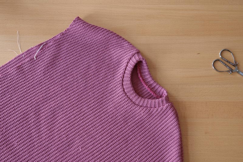 Snadné šití pro začátečníky. Návod jak ušít jednoduchý dámský svetr. Ramenní šev