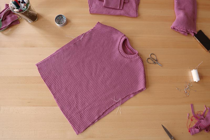 Snadné šití pro začátečníky. Návod jak ušít jednoduchý dámský svetr. Ramenní šev