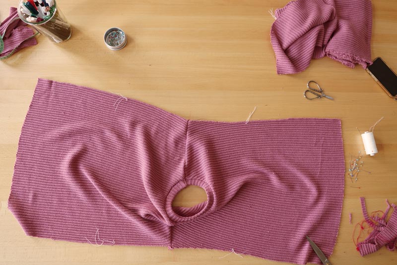 Snadné šití pro začátečníky. Návod jak ušít jednoduchý dámský svetr. Našití rukávu do průramku