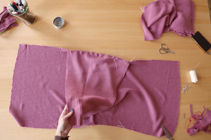 Snadné šití pro začátečníky. Návod jak ušít jednoduchý dámský svetr. Našití rukávu do průramku