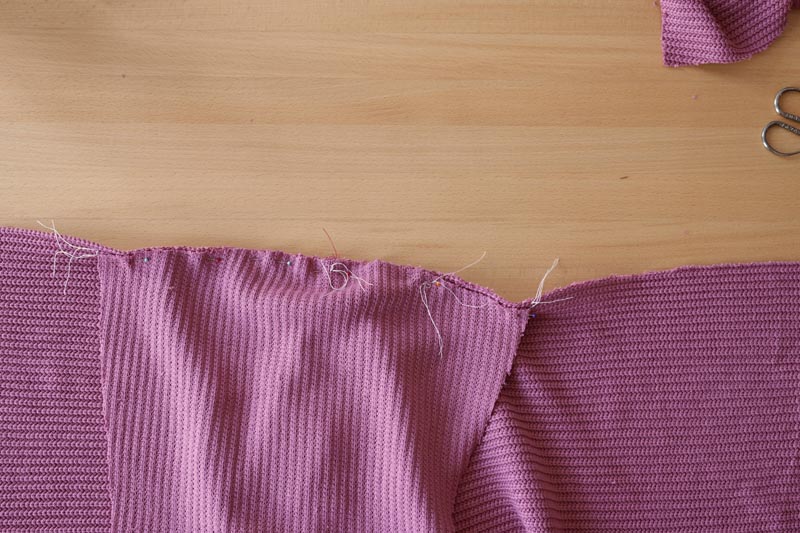 Snadné šití pro začátečníky. Návod jak ušít jednoduchý dámský svetr. Našití rukávu do průramku