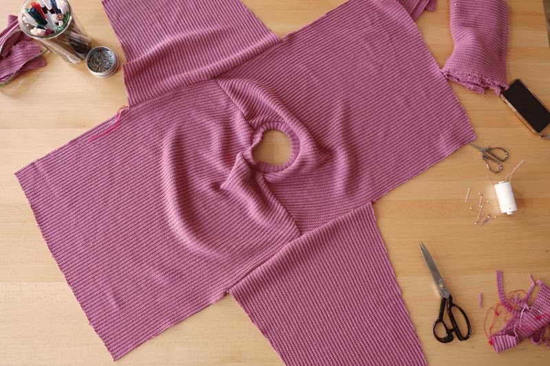 Snadné šití pro začátečníky. Návod jak ušít jednoduchý dámský svetr. Našití rukávu do průramku