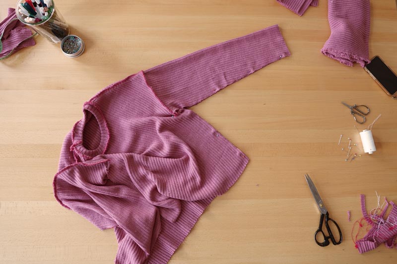 Snadné šití pro začátečníky. Návod jak ušít jednoduchý dámský svetr. Boční a rukávové švy