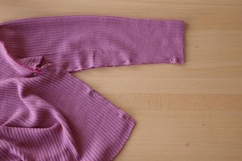 Snadné šití pro začátečníky. Návod jak ušít jednoduchý dámský svetr. Boční a rukávové švy