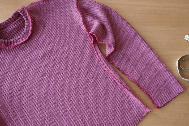 Snadné šití pro začátečníky. Návod jak ušít jednoduchý dámský svetr. Boční a rukávové švy