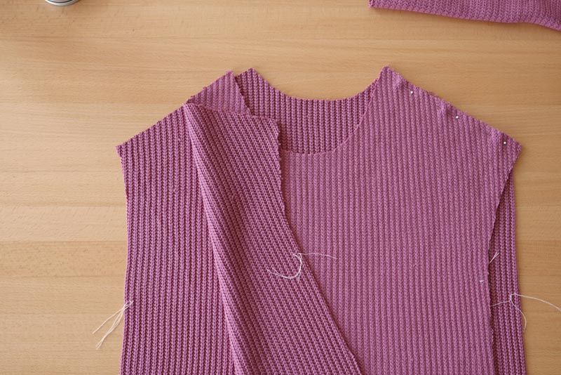 Snadné šití pro začátečníky. Návod jak ušít jednoduchý dámský svetr. Ramenní šev (náramenice)