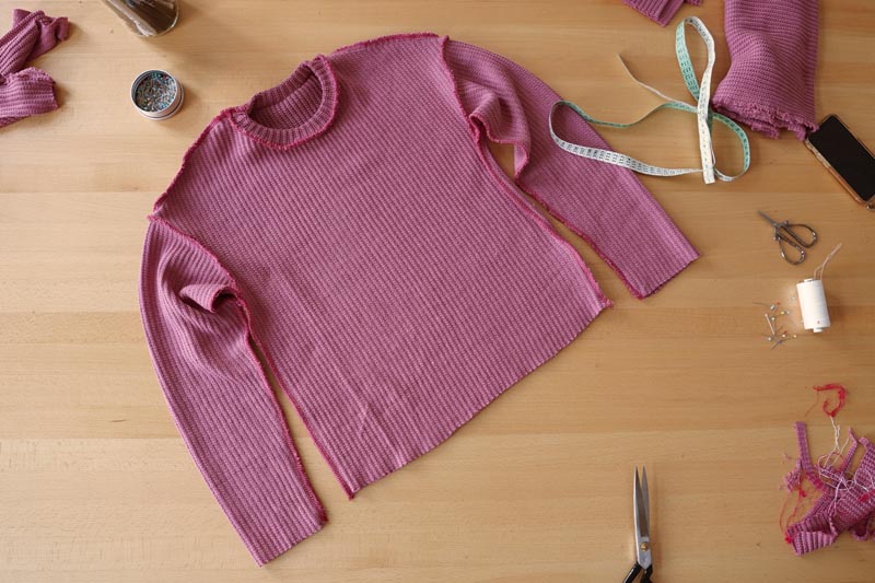 Snadné šití pro začátečníky. Návod jak ušít jednoduchý dámský svetr. Boční a rukávové švy