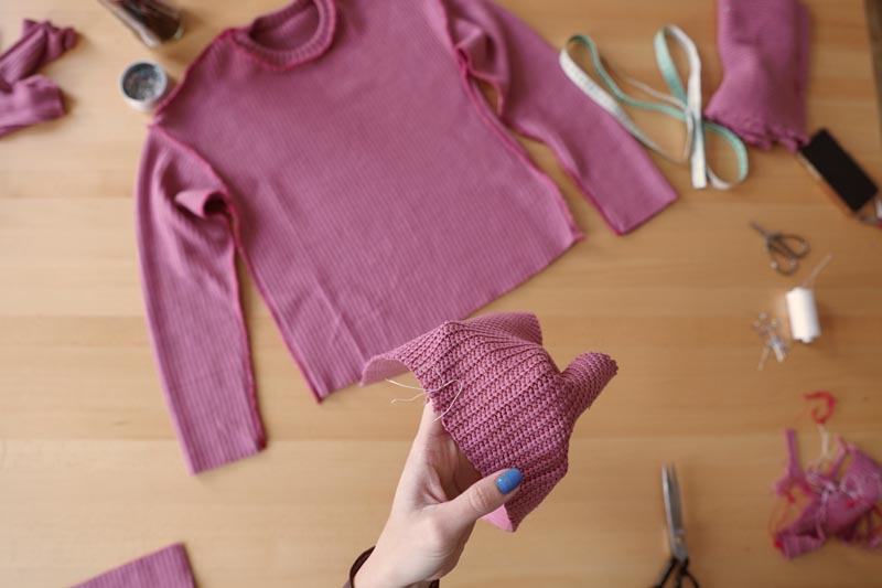 Jednoduchý návod a střih na dámský svetr. Šití vhodné i pro začátečníky. Dokončení spodního lemu a lemu rukávů