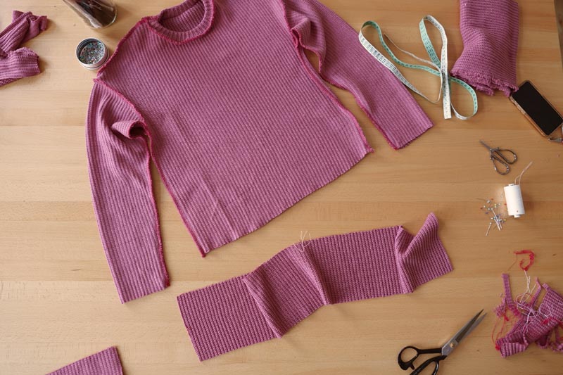 Jednoduchý návod a střih na dámský svetr. Šití vhodné i pro začátečníky. Dokončení spodního lemu a lemu rukávů