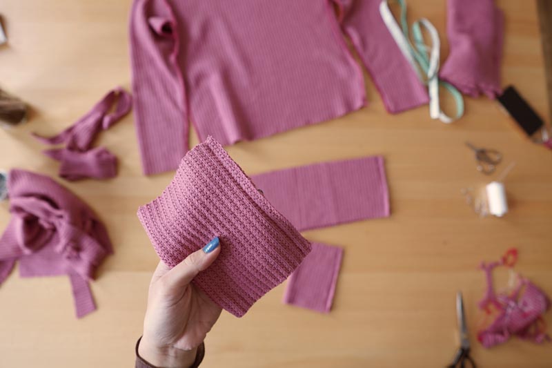 Jednoduchý návod a střih na dámský svetr. Šití vhodné i pro začátečníky. Dokončení spodního lemu a lemu rukávů