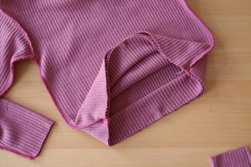 Jednoduchý návod a střih na dámský svetr. Šití vhodné i pro začátečníky. Dokončení spodního lemu a lemu rukávů