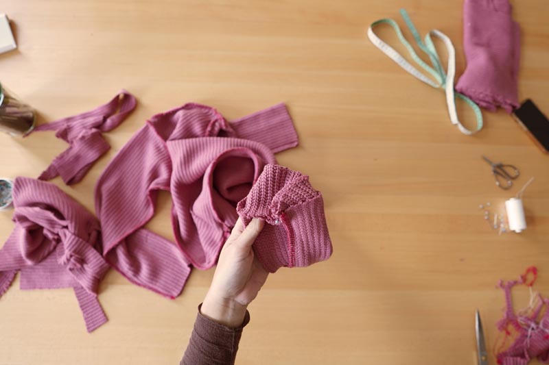 Jednoduchý návod a střih na dámský svetr. Šití vhodné i pro začátečníky. Dokončení spodního lemu a lemu rukávů