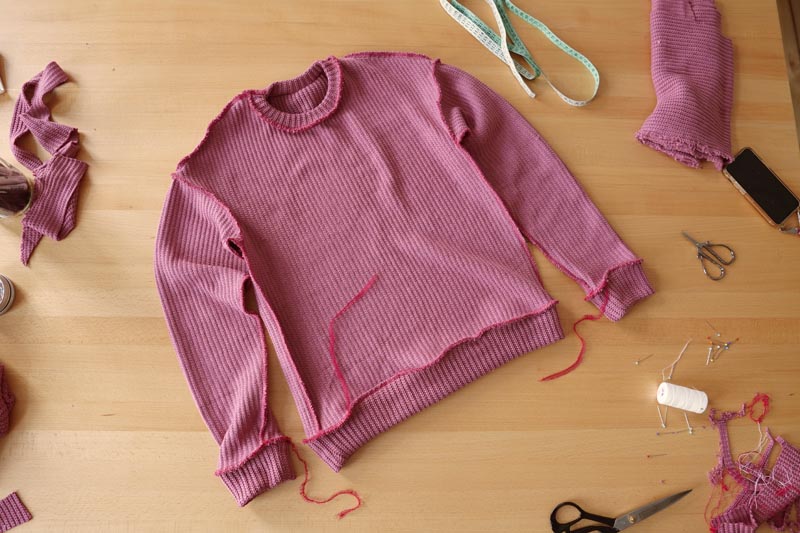 Jednoduchý návod a střih na dámský svetr. Šití vhodné i pro začátečníky. Dokončení spodního lemu a lemu rukávů