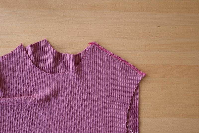 Snadné šití pro začátečníky. Návod jak ušít jednoduchý dámský svetr. Ramenní šev (náramenice)