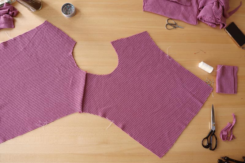 Snadné šití pro začátečníky. Návod jak ušít jednoduchý dámský svetr. Lemování průkrčníku (výstřihu proužkem na polovinu)